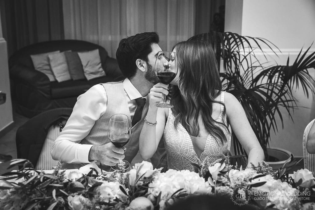 bacio degli sposi durante il ricevimento di un matrimonio a sorrento