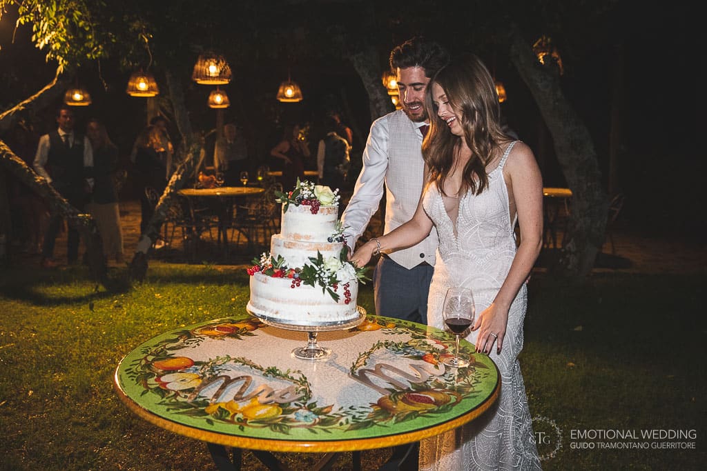 wedding couple cutting the cake at villa oasi olimpia in Sorrento