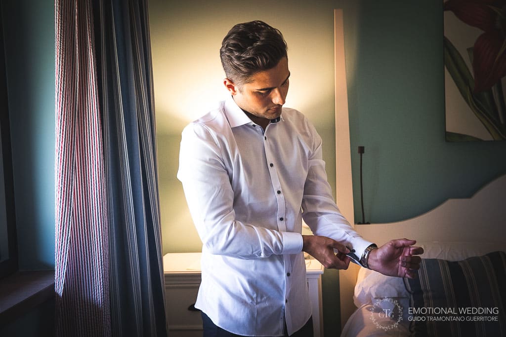 testimone dello sposo si prepara per la cerimonia di un matrimonio in toscana