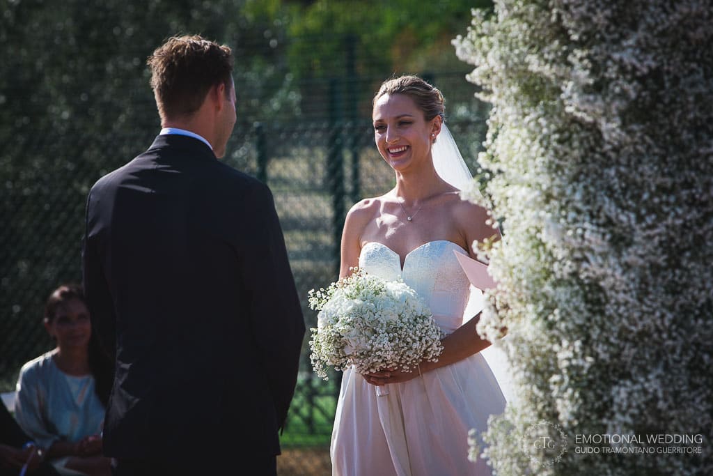 sposa sorride durante la cerimonia di un matrimonio in toscana