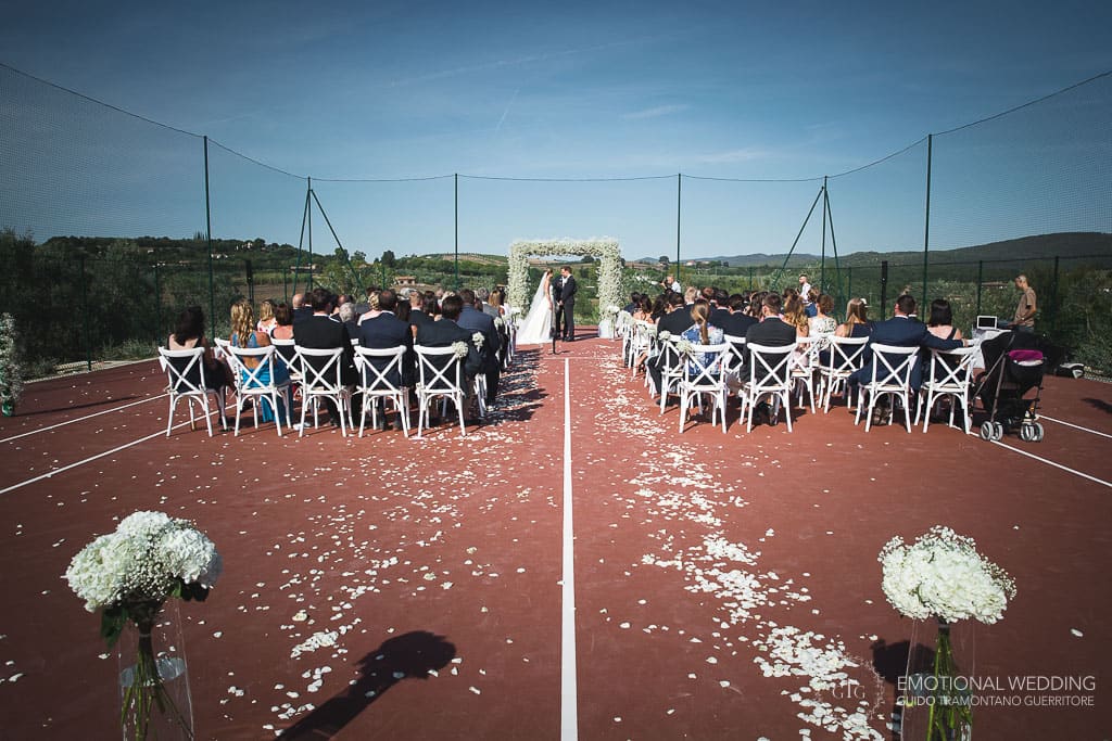 wedding ceremony on a tennis court at Locanda Rossa in tuscany