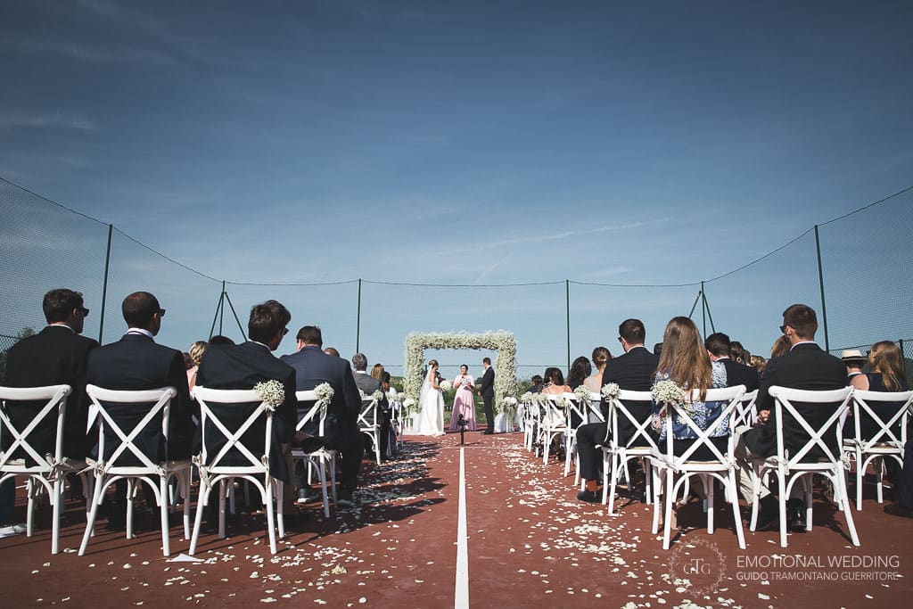 una cerimonia su un campo da tennis di un matrimonio in toscana