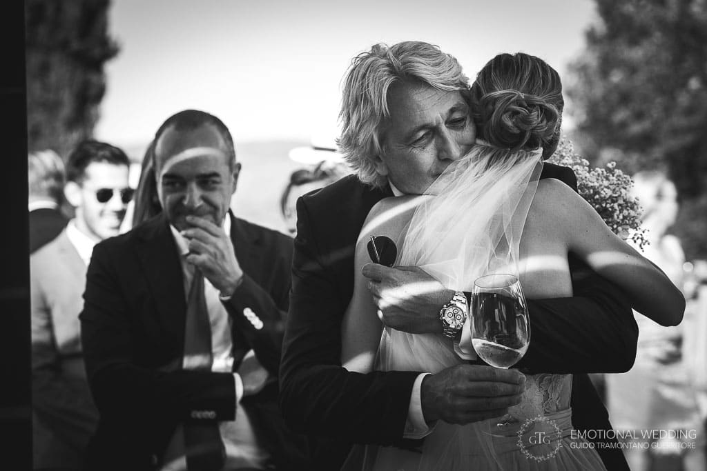 la sposa e suo padre si abbracciano dopo la cerimonia di un matrimonio in toscana