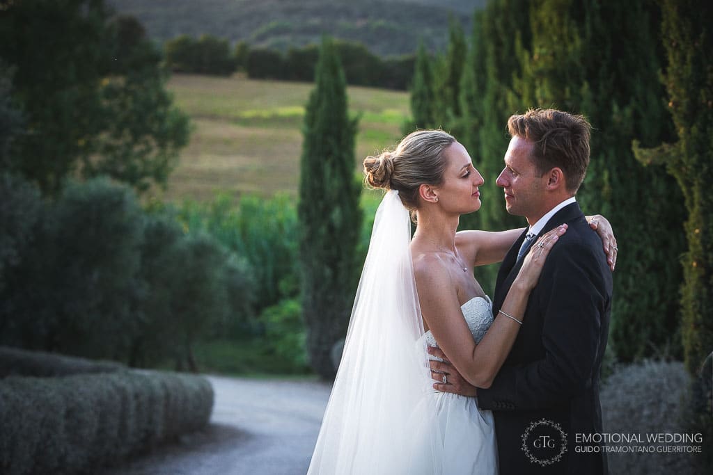 wedding couple romantically looking each other in tuscany countryside