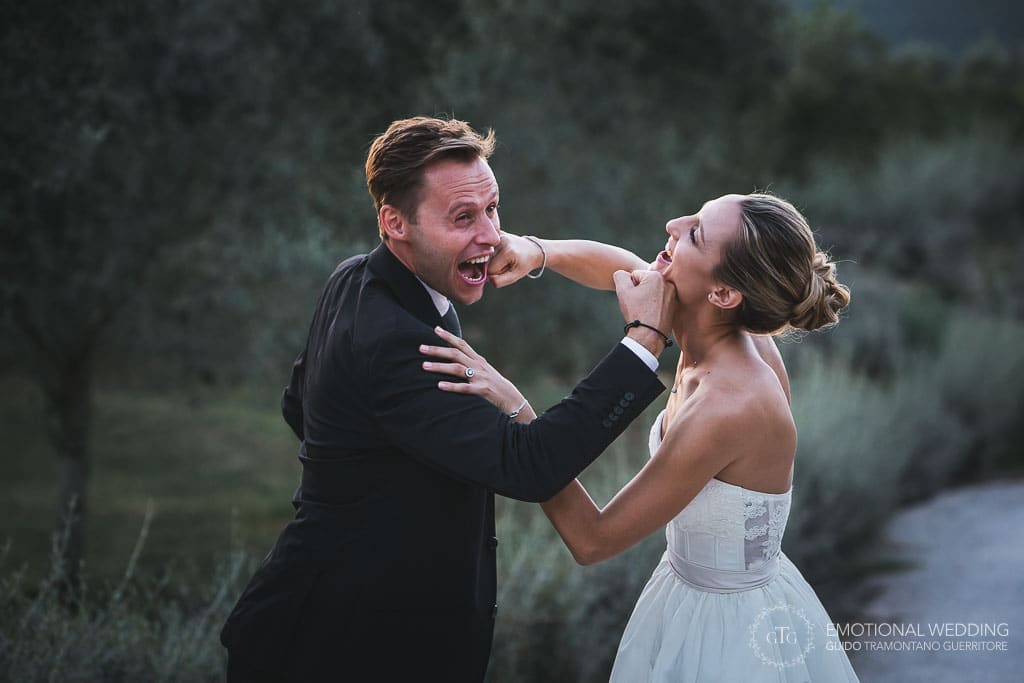 funny moment of bride and groom during a wedding photo shoot in tuscany