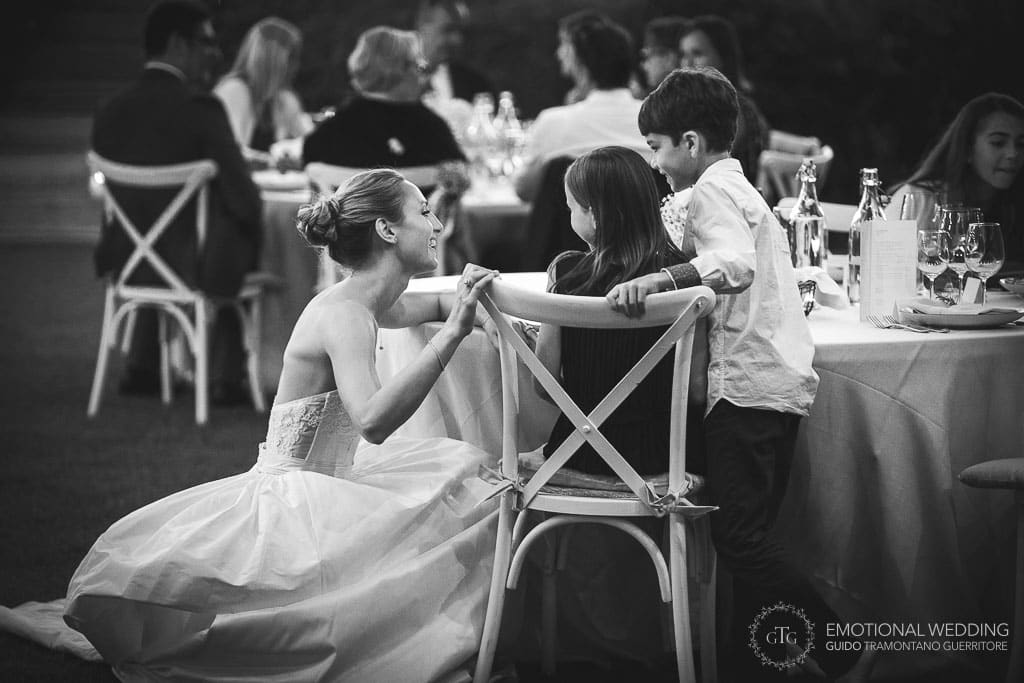 la sposa si intrattiene con i bambini durante il ricevimento di un matrimonio in toscana