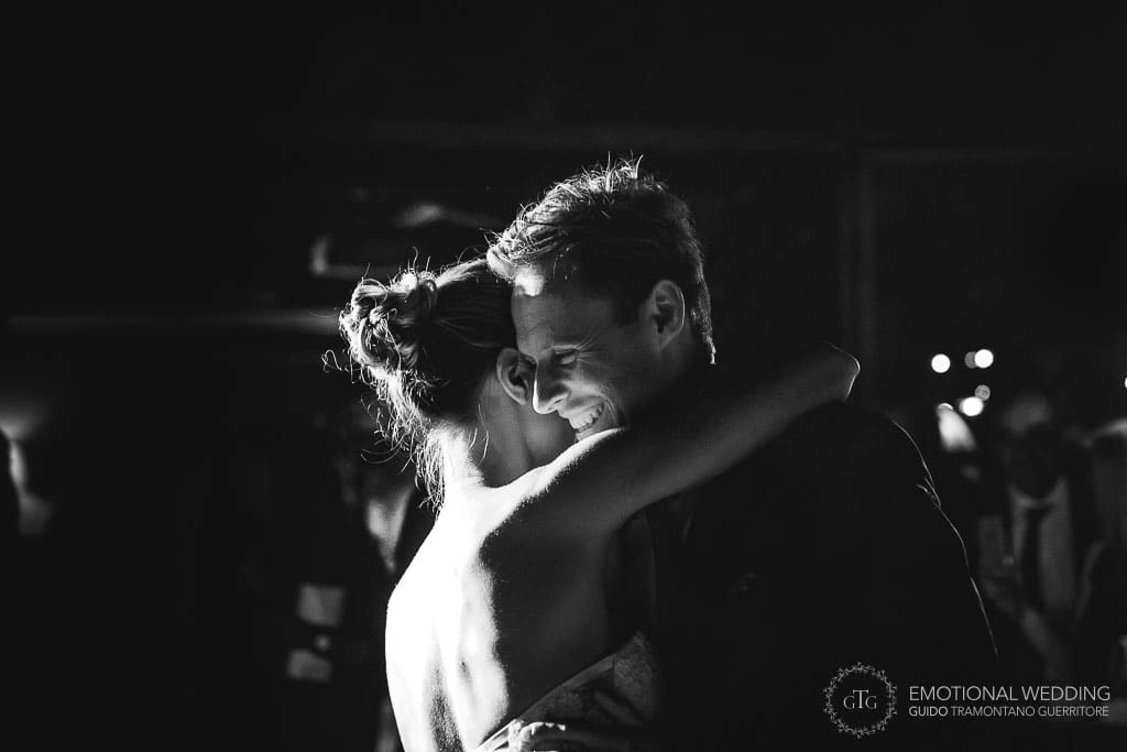 sposi che ballano ad un matrimonio in toscana