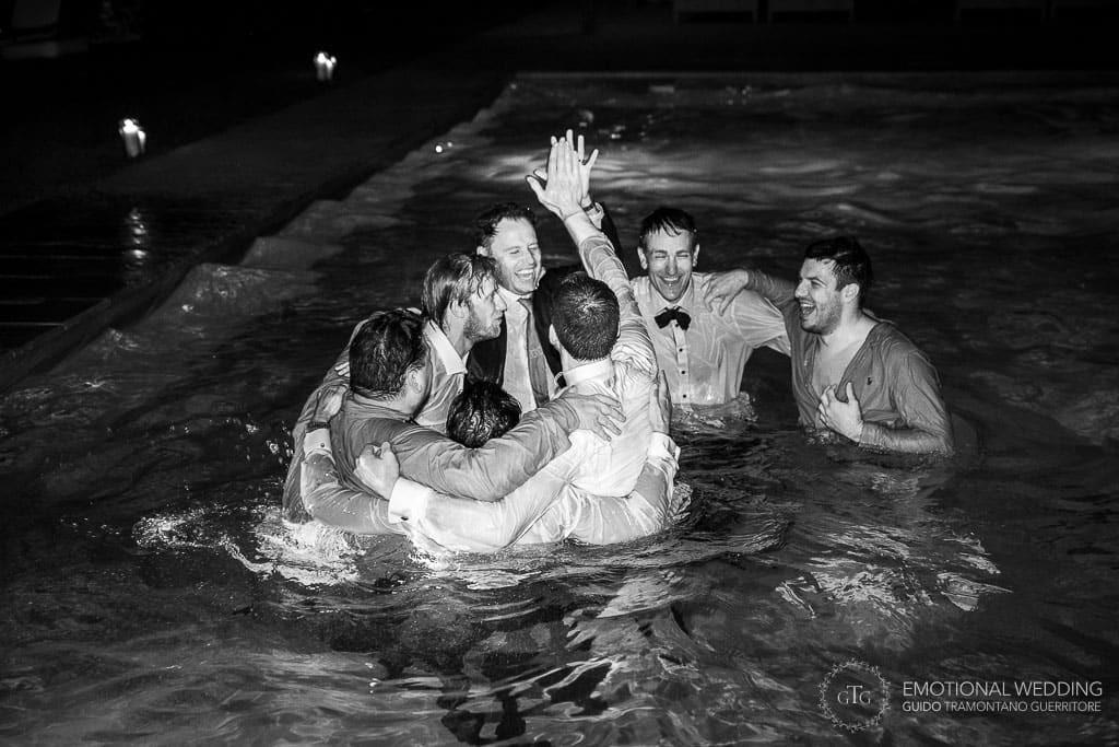 lo sposo e i suoi amici si rinfrescano ad un matrimonio in toscana tuffandosi in piscina