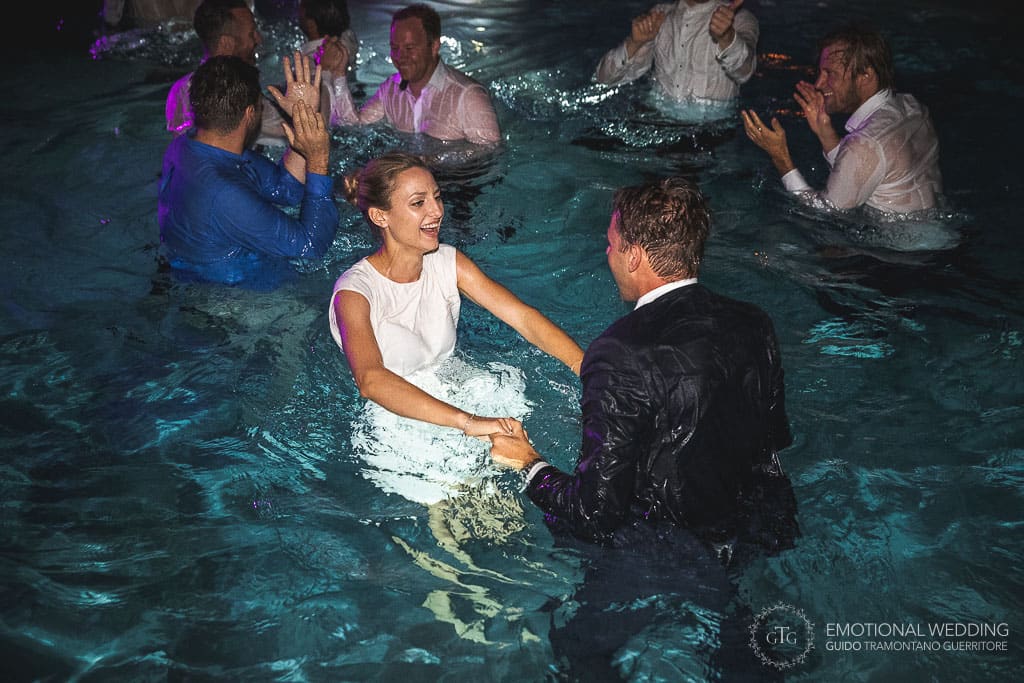 gli sposi si tuffano in piscina al loro matrimonio in toscana
