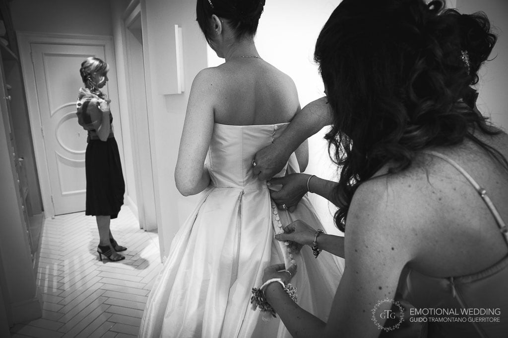 bridesmaids buttons up the wedding dress at hotel tramonto d'oro in praiano
