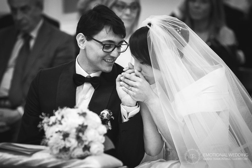 sposa bacia le mani dello sposo durante la cerimonia di un matrimonio a praiano