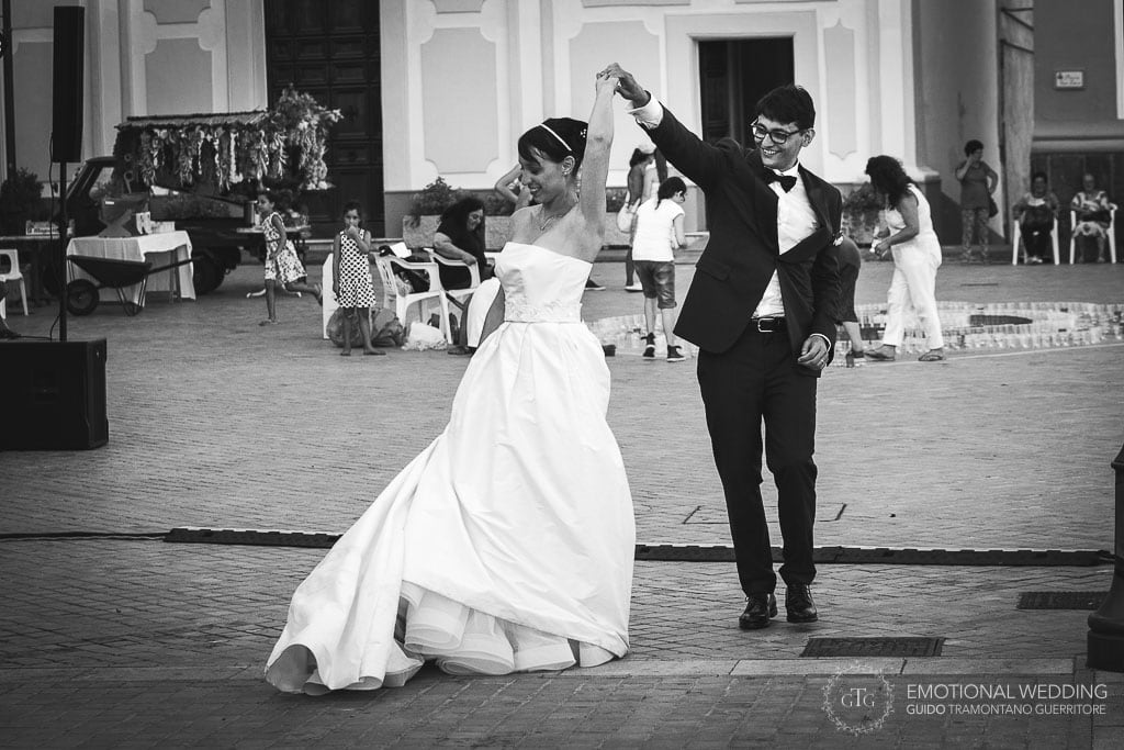 bride and groom dancing in the streets in Praiano