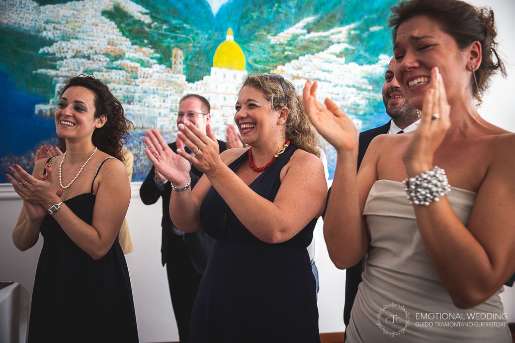 guests clapping their hands at the bride's performance on the piano at hotel tramonto d'oro in Praiano