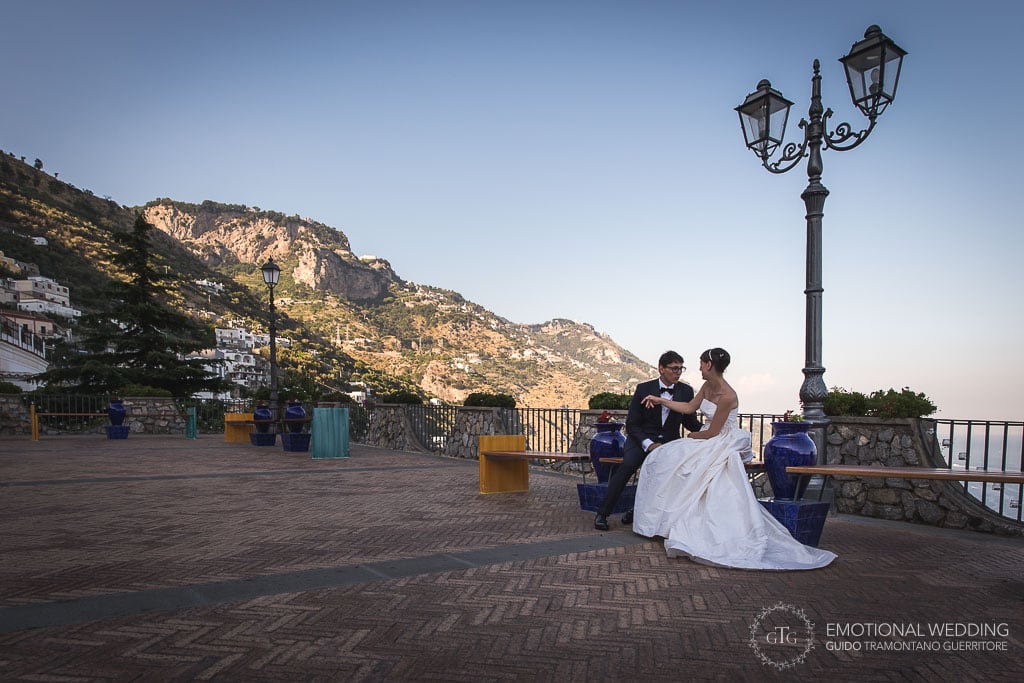 sposi seduti su una panchina in una terrazza di Praiano al loro matrimonio