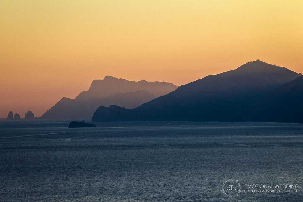 veduta della costiera amalfitana dall'hotel tramonto d'oro scattata da un fotografo di matrimonio a Praiano