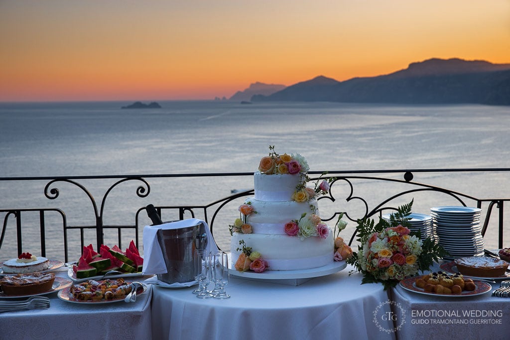 wedding cake and a view of the amalfi coast from tramonto d'oro in Praiano