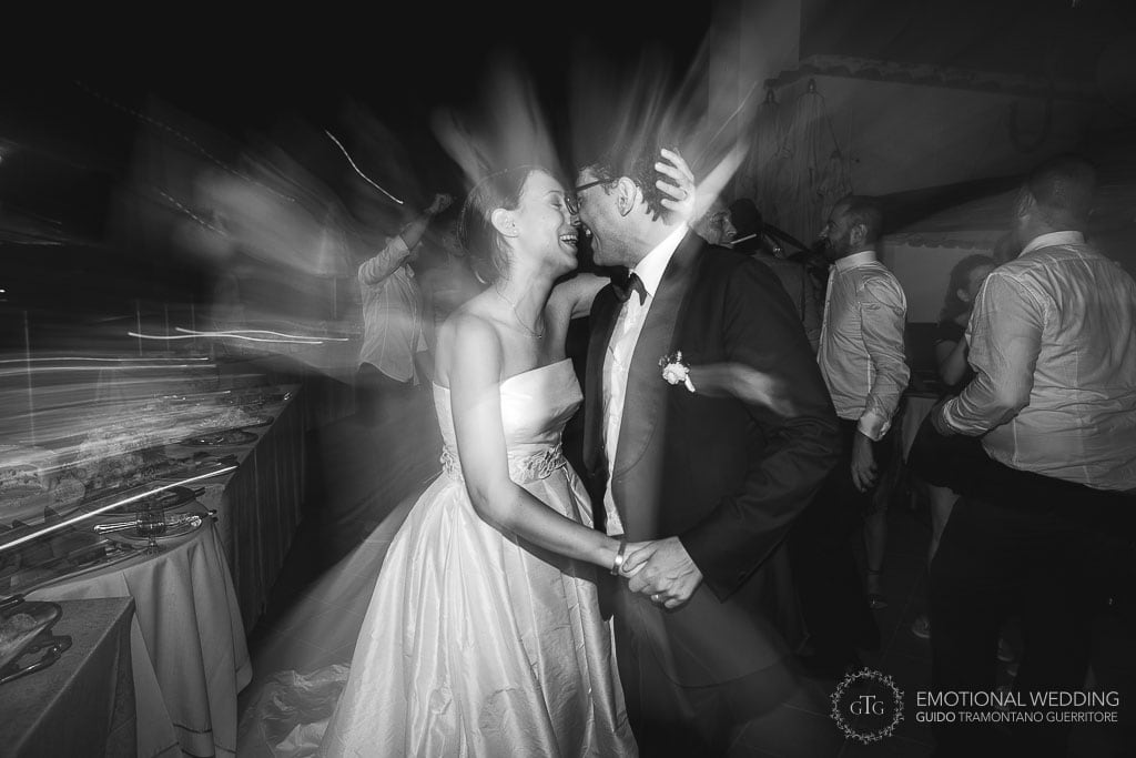sposi ballano al ricevimento di un matrimonio a Praiano