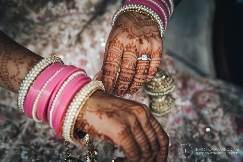 dettaglio di henna sulle mani di una sposa indiana a un matrimonio a Ravello