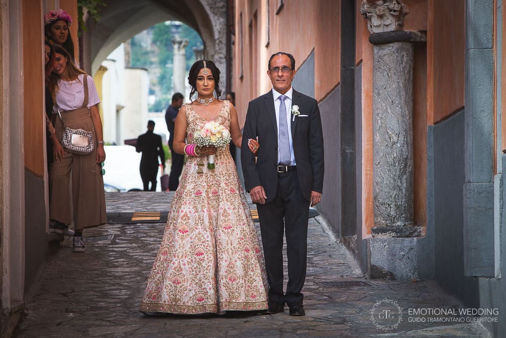 indian bride and father going to wedding ceremony at principessa di Piemonte town hall in ravello