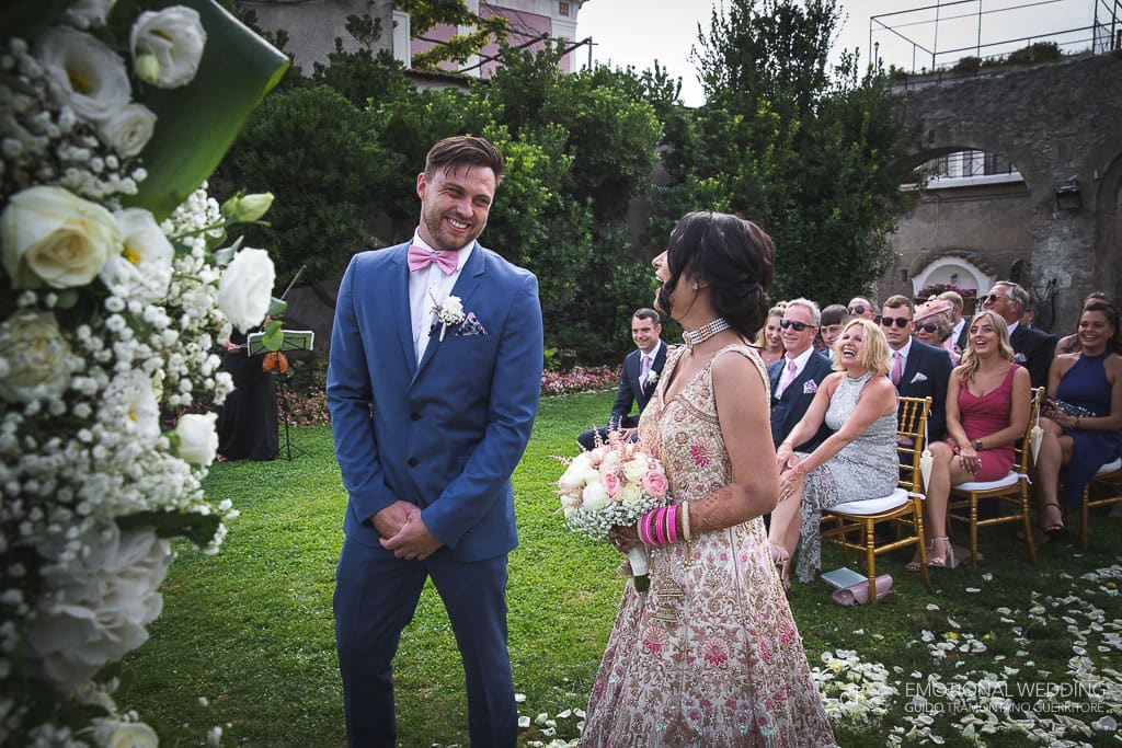 sposi sorridono durante la cerimonia di un matrimonio a Ravello