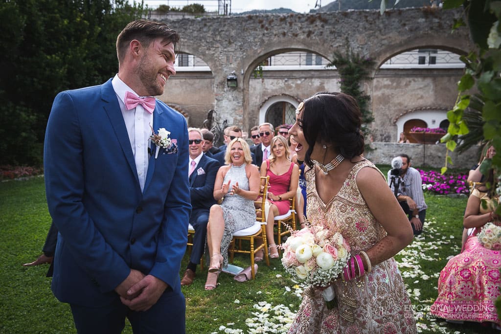 sposi ridono durante la cerimonia a un matrimonio a Ravello