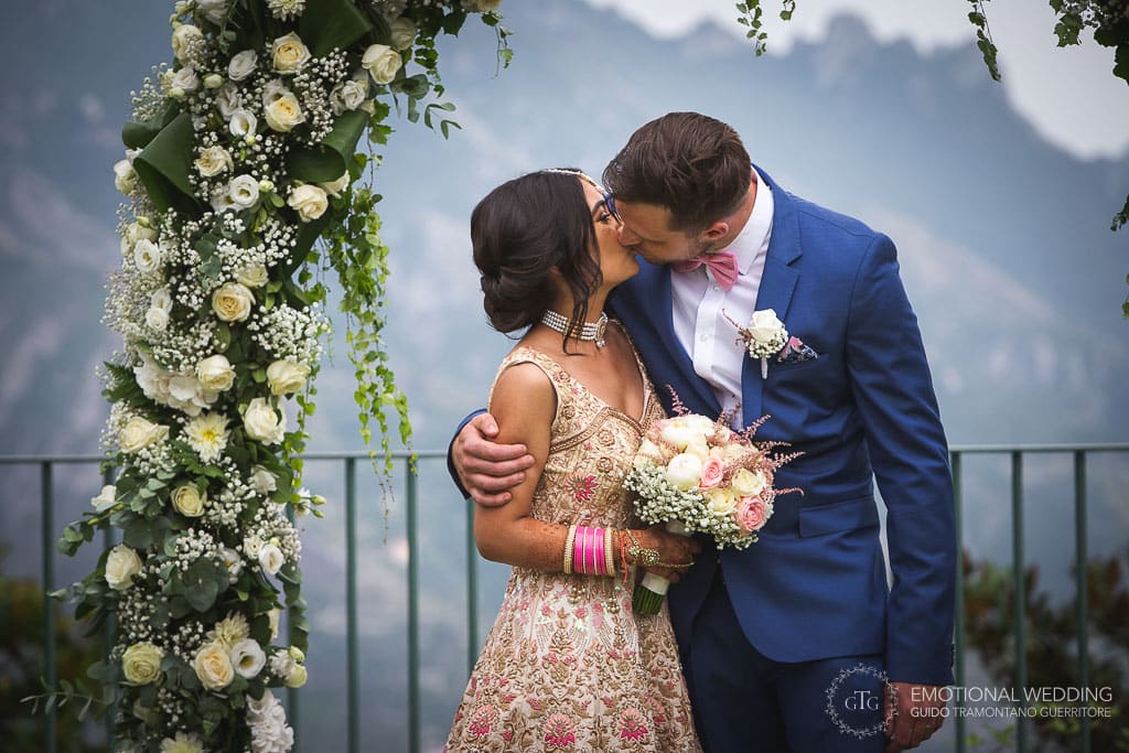 sposi si baciano dopo la cerimonia del loro matrimonio a Ravello