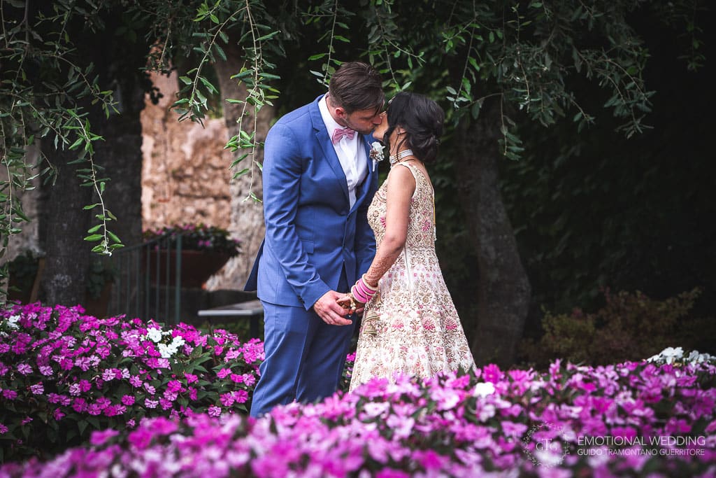 sposi si baciano nei giardini della principessa di Piemonte a un matrimonio a Ravello