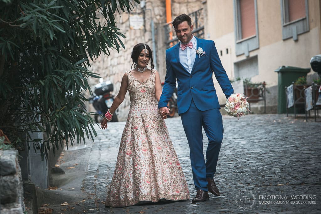 sposi camminano per le strade di Ravello al loro matrimonio