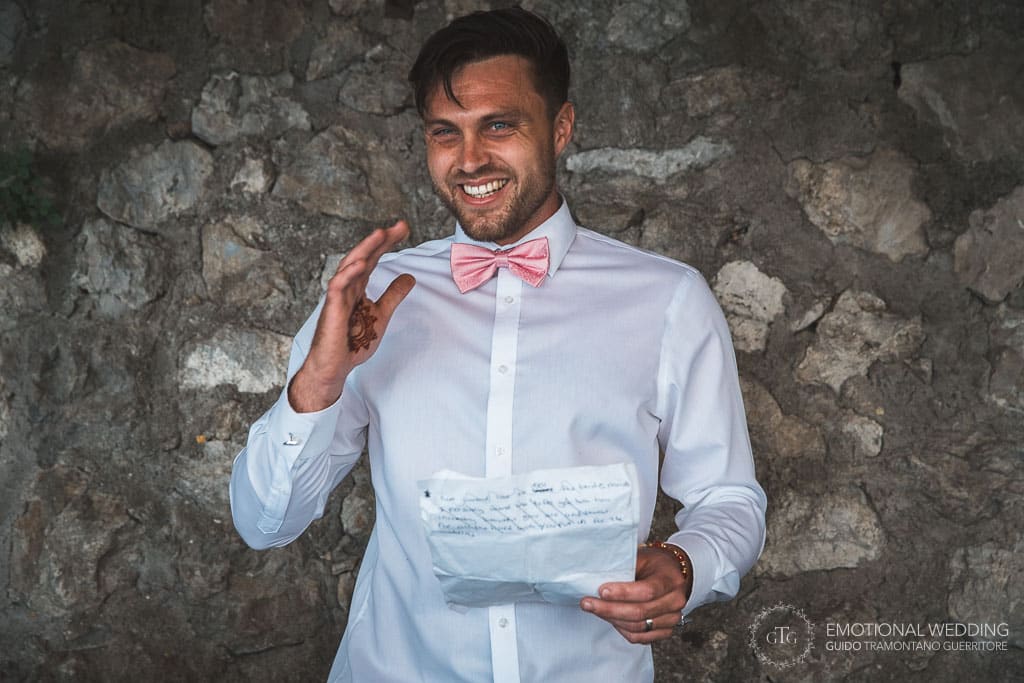 sposo mentre tiene il suo discorso al suo matrimonio all'hotel Parsifal di Ravello
