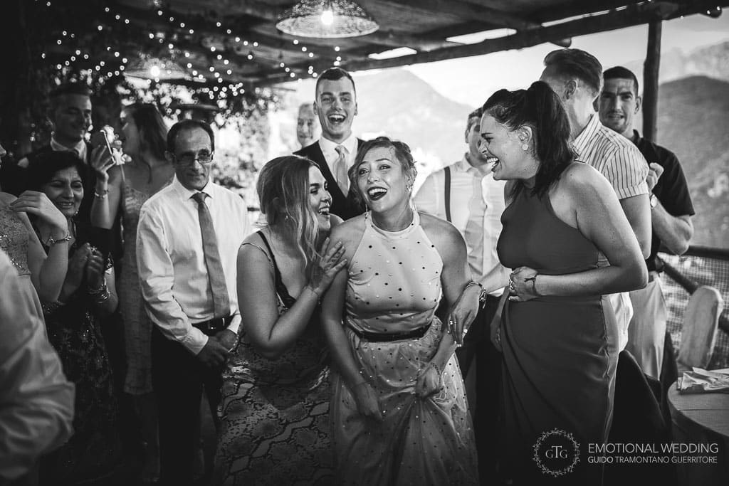 ospiti ridono durante il ricevimento di un matrimonio a Ravello