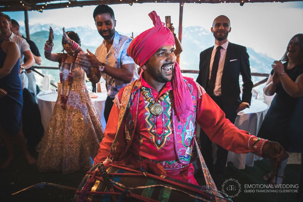 musicista indiano suona il tamburo a un matrimonio a Ravello