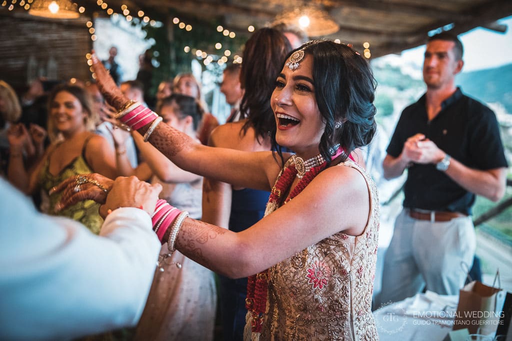 sposa indiana ride mentre balla al ricevimento del suo matrimonio a Ravello