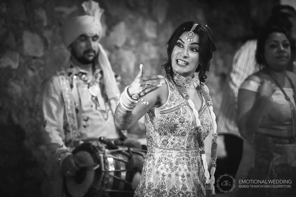 espressione divertente di una sposa Indiana durante la festa da ballo a un matrimonio a Ravello