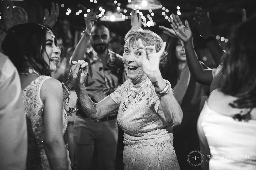 madre dello sposo balla durante i festeggiamenti di un matrimonio a Ravello