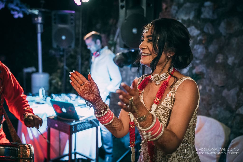 sposa indiana durante una festa da ballo a un matrimonio a Ravello