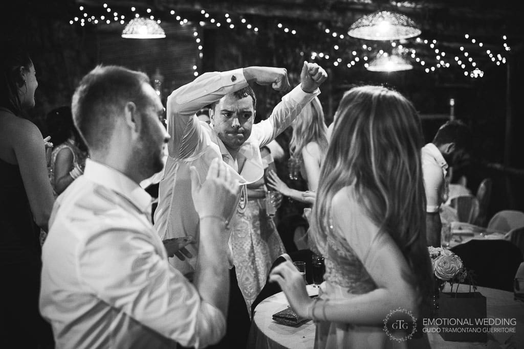 ospiti che danzano a un matrimonio a Ravello