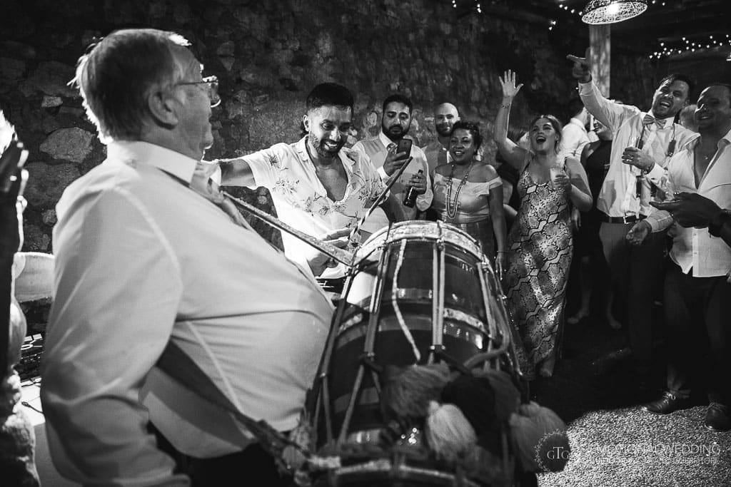 invitato suona il tamburo ad un matrimonio indiano a ravello