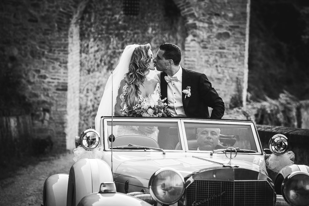 wedding couple kiss in a vintage car