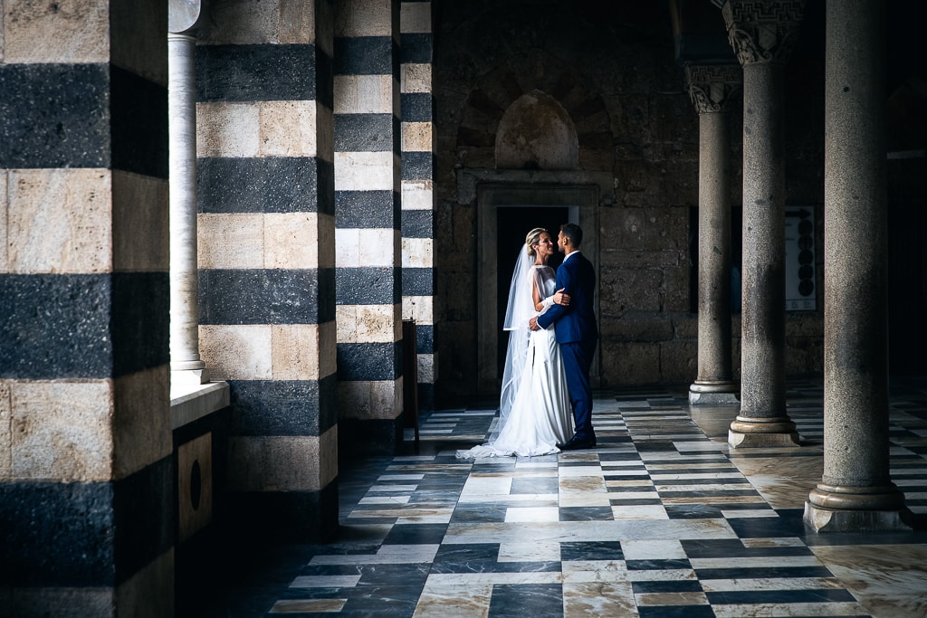 wedding couple under the arches of the amalfi cathedral