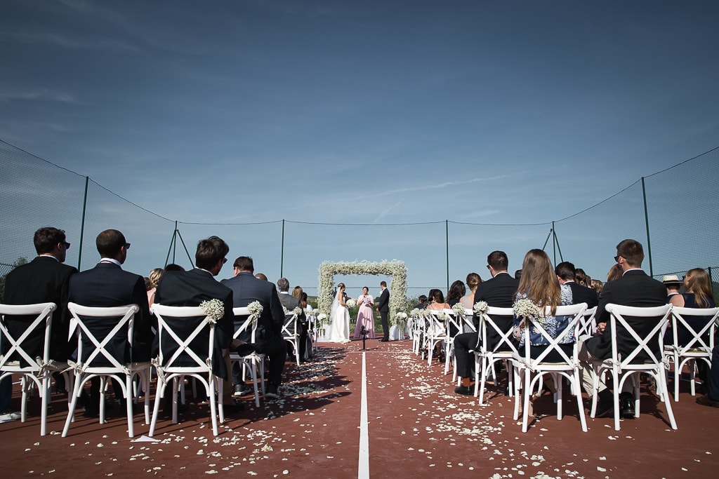 wedding ceremony on a tennis court in tuscany