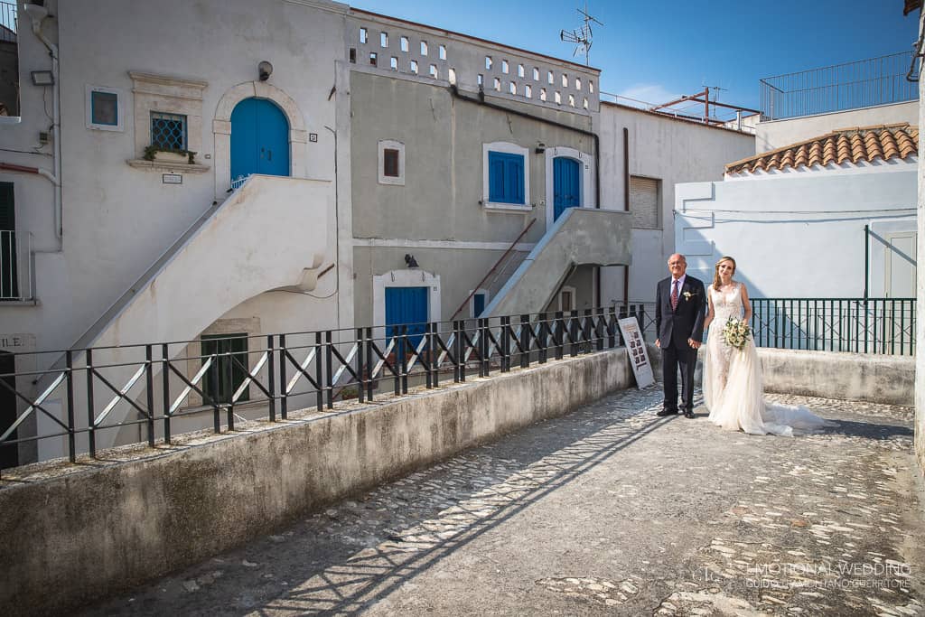 sposa e padre davanti la chiesa a un matrimonio a peschici in puglia