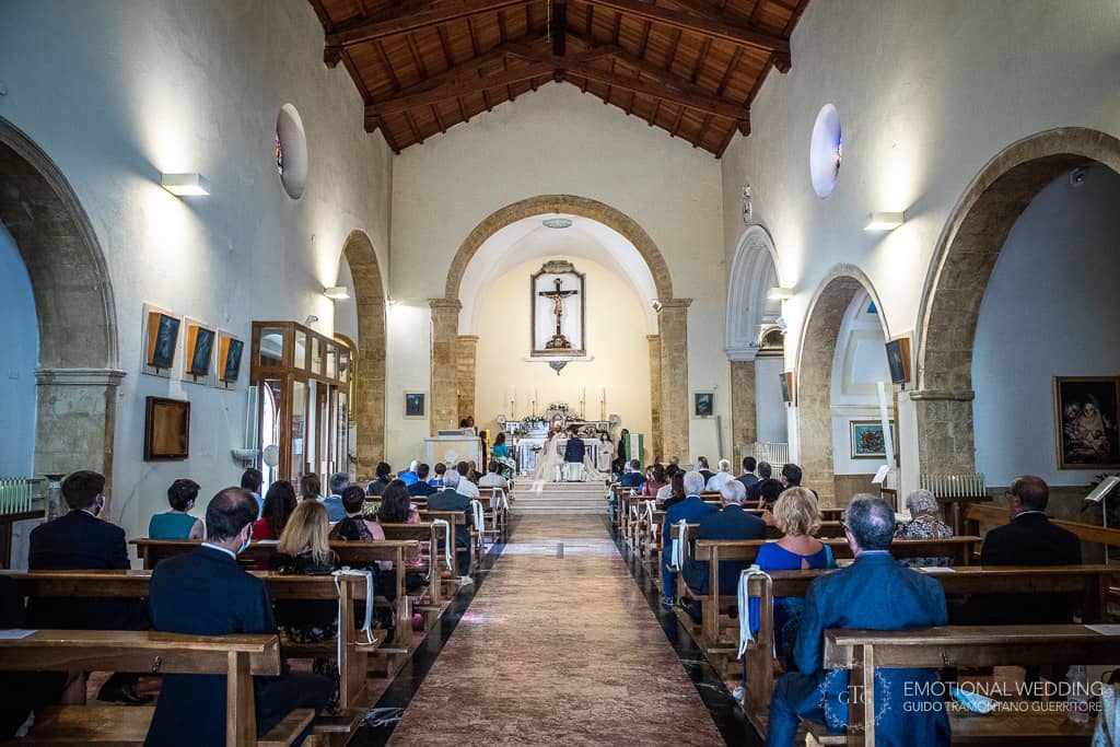 veduta della chiesa di sant'elia profeta durante un matrimonio a peschici in puglia