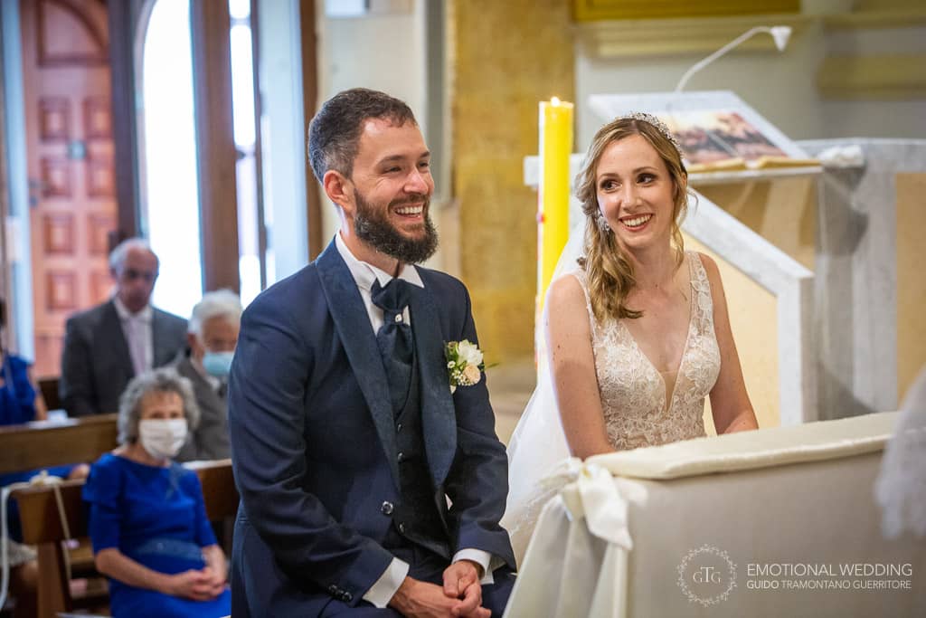 sposi sorridono durante la cerimonia di un matrimonio in puglia