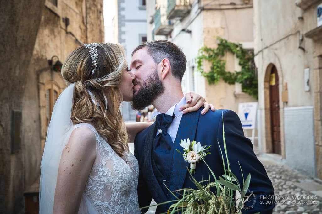 bacio degli sposi dopo il lancio del riso a un matrimonio in puglia