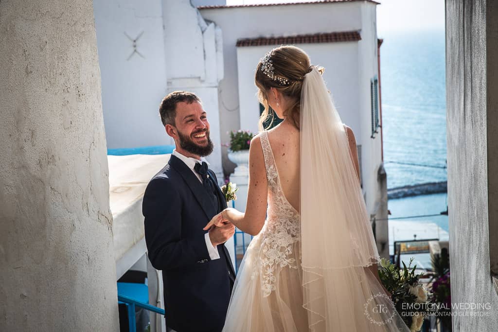 sorriso dello sposo durante un passeggiata a peschici a un matrimonio in puglia