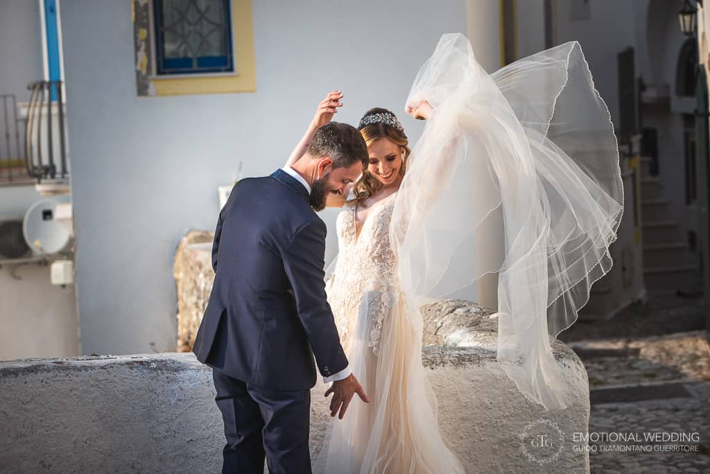 sposi giocano col velo della sposa a un matrimonio in puglia