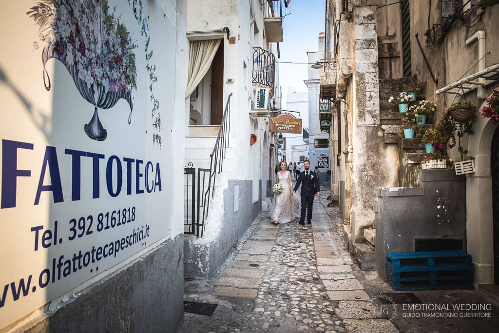 wedding couple strolling in the alleys of peschici in puglia