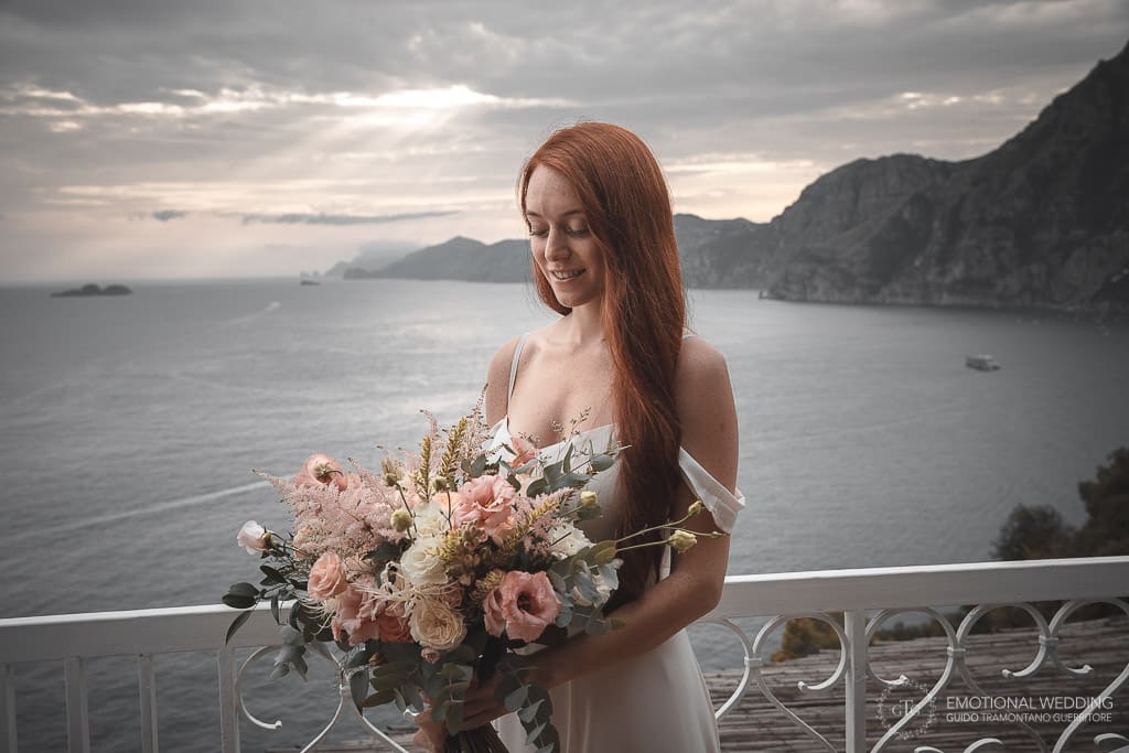 ritratto di sposa con bouquet al grand hotel tritone per un elopement a praiano