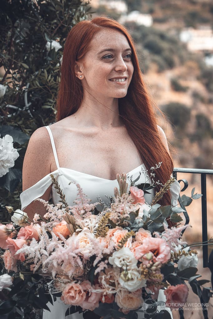 ritratto di una sposa con bouquet ad un elopement a praiano