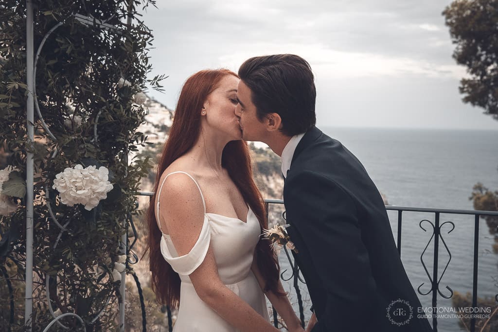 bacio della coppia dopo la cerimonia di un elopement a praiano